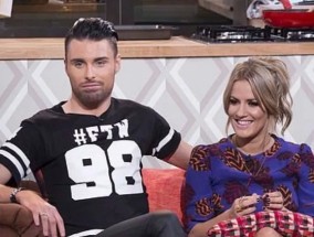 Rylan Clark在分享《X Factor》女星Caroline Flack的感人信息时情绪激动