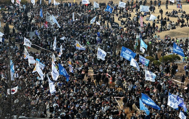 尹锡悦获释第二天，韩国大批民众在首尔市中心集会，组织方预计10万人参加